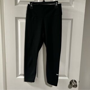 Nike Women’s Capri Black Athletic Activewear Leggings